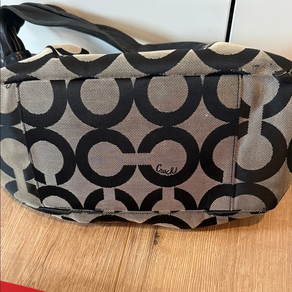 Coach elegant shoulder